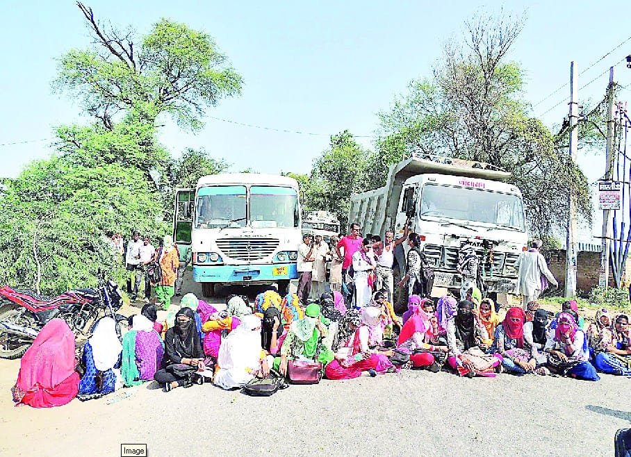 Narnaul news, In narnaul, girl student, rod jam, bus, in bus, miss behavier in bus