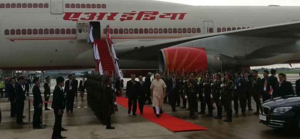 Modi Met Shinzo abe in laos