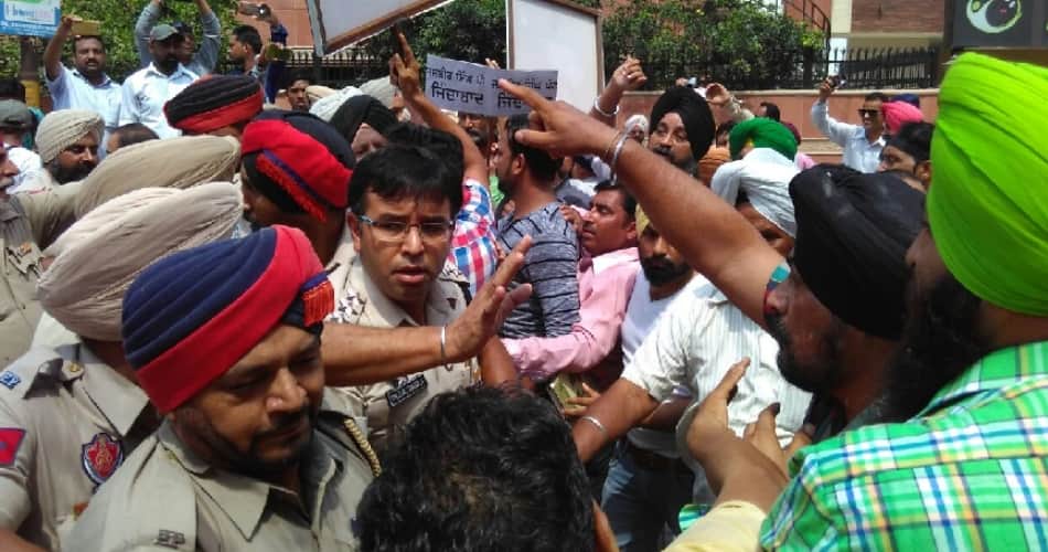 police lathicharge on journalists in amritsar, going to do protest against bikram singh majithia