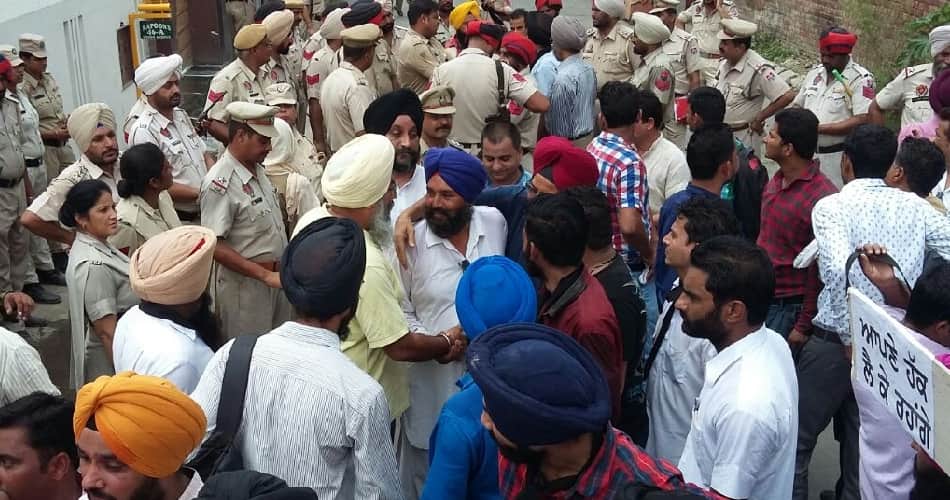 police lathicharge on journalists in amritsar, going to do protest against bikram singh majithia