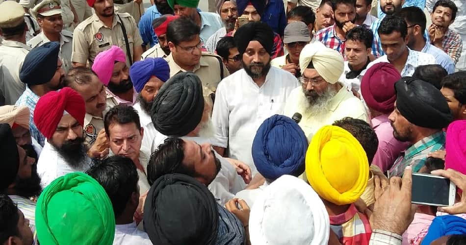 police lathicharge on journalists in amritsar, going to do protest against bikram singh majithia