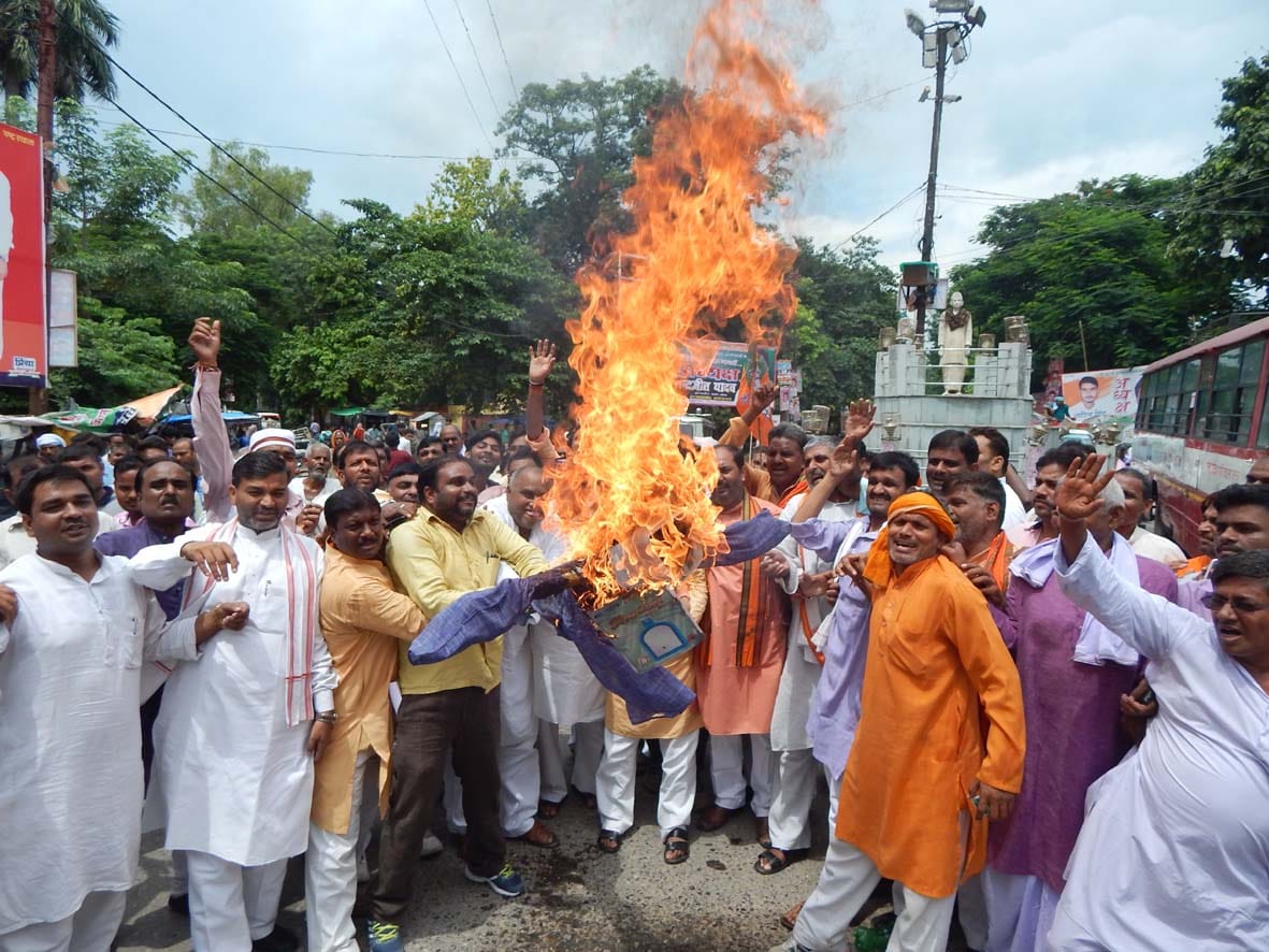 BJP ne foonka azam khan ka putla