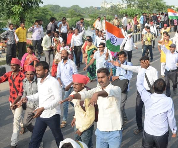  Clash between shikshamitra and   police in Lucknow.