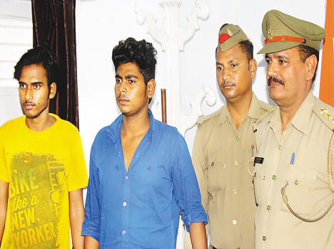 Crooks rob the driver threw the car were arrested