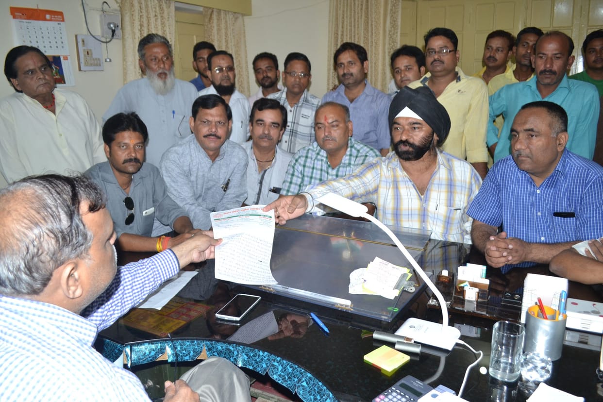 traders on road for electricity