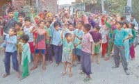 womens, villagers, threw bottles of wines, indri, karnal