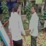 फल वाले को पीटते एमएनएस कार्यकर्ता