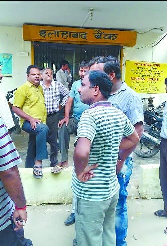 6 lakh looted from bank personnels