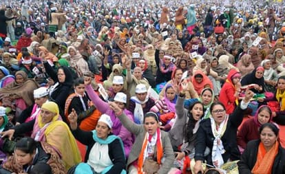 aam admi party distributing rojgar card to voters in punjab for assembly election