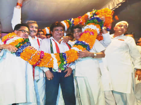 Smart phone, the young want to employ - Raj Babbar