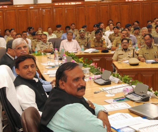 cm akhilesh meeting with police and ias officers
