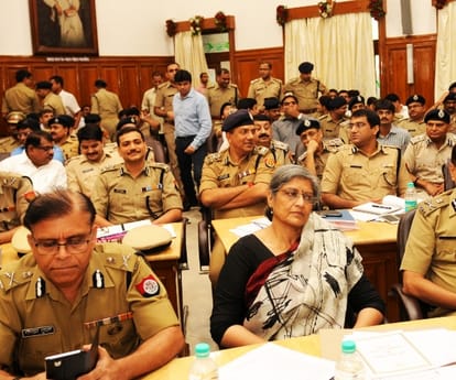 cm akhilesh meeting with police and ias officers