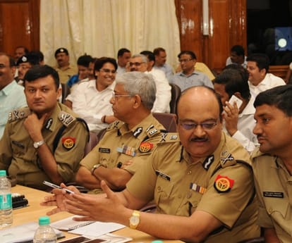 cm akhilesh meeting with police and ias officers