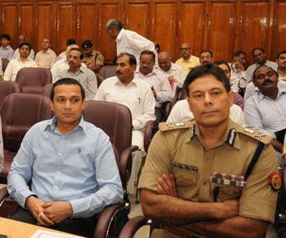 cm akhilesh meeting with police and ias officers