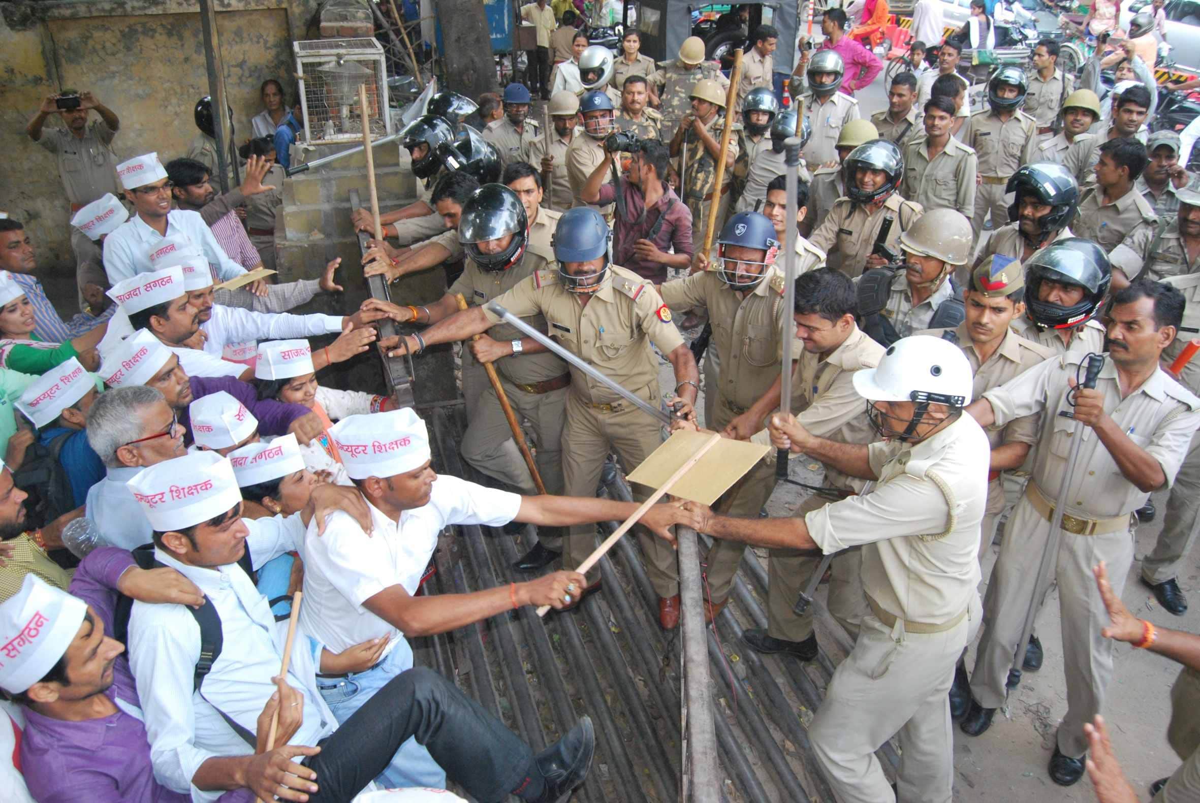 lathicharge on computer anudeshak lucknow