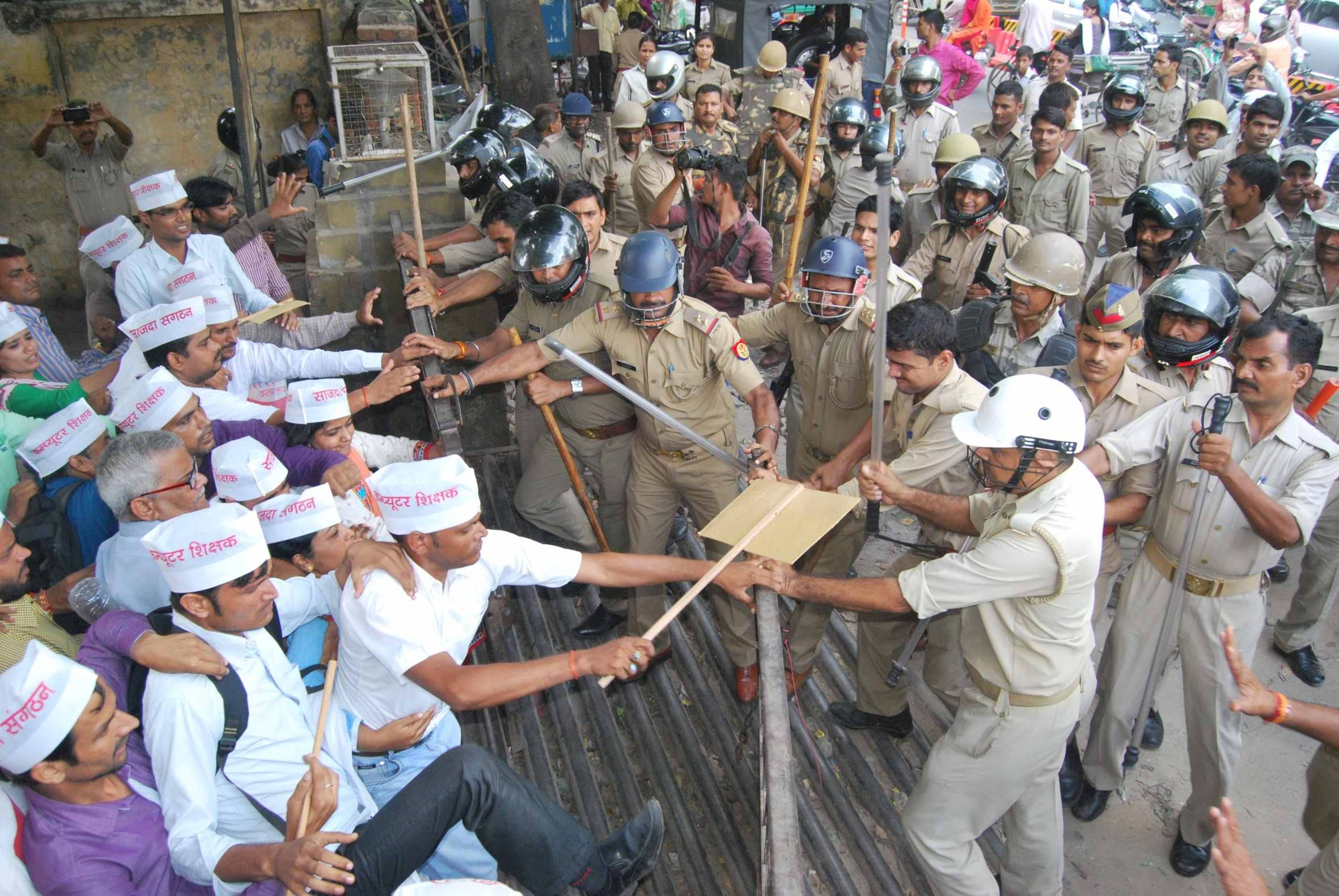 lathicharge on computer anudeshak lucknow