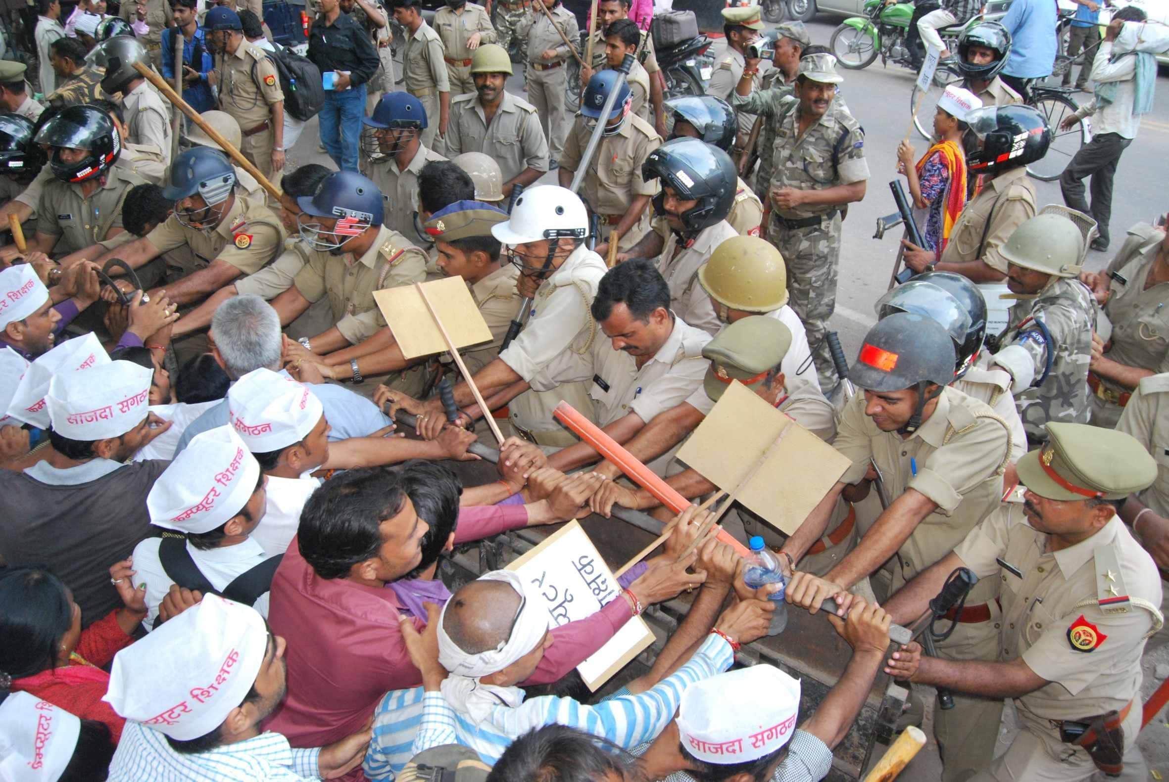 lathicharge on computer anudeshak lucknow