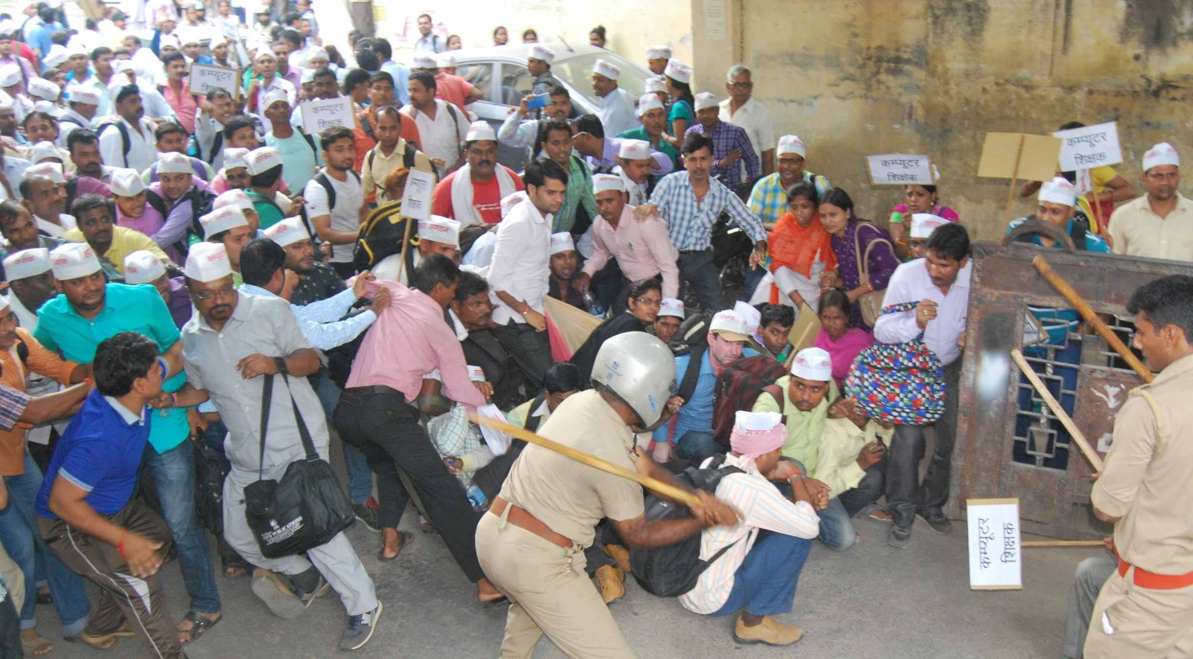 lathicharge on computer anudeshak lucknow