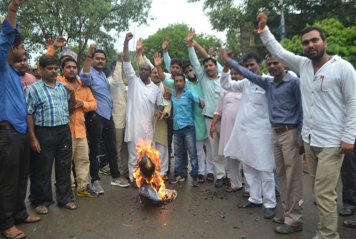bjp workers fired the effigy of azam khan