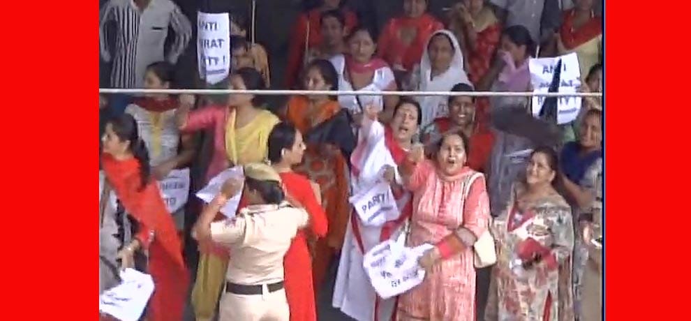  Delhi BJP women wing protest against Delhi CM