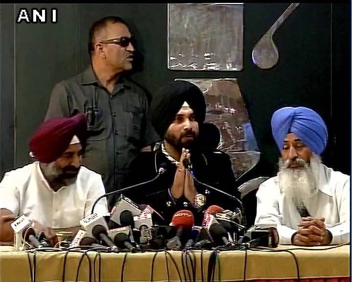 Navjot singh sidhu attacks on Arvind kejriwal