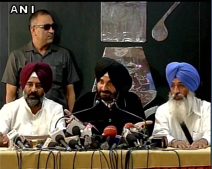Navjot singh sidhu attacks on Arvind kejriwal