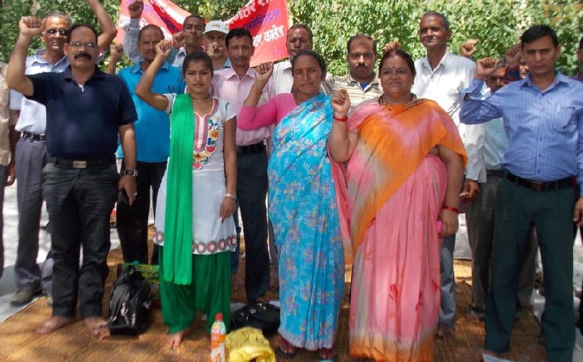 Slogan-teaching personnel