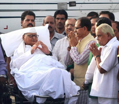 Man tries to immolate himself demanding arrest of outgoing MP Governor Ram Naresh Yadav