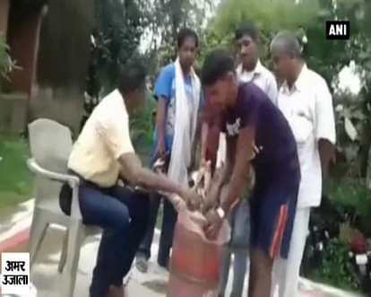 Illegal traders smuggle 145 pouches of liquor in gas cylinder