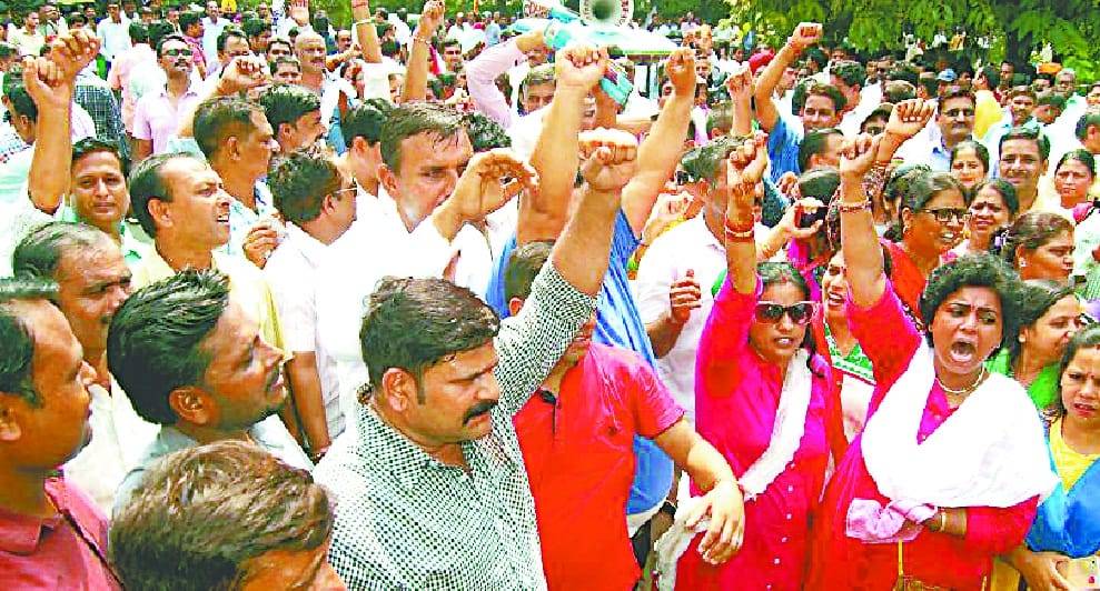 teacher strike at district Collectorate gate