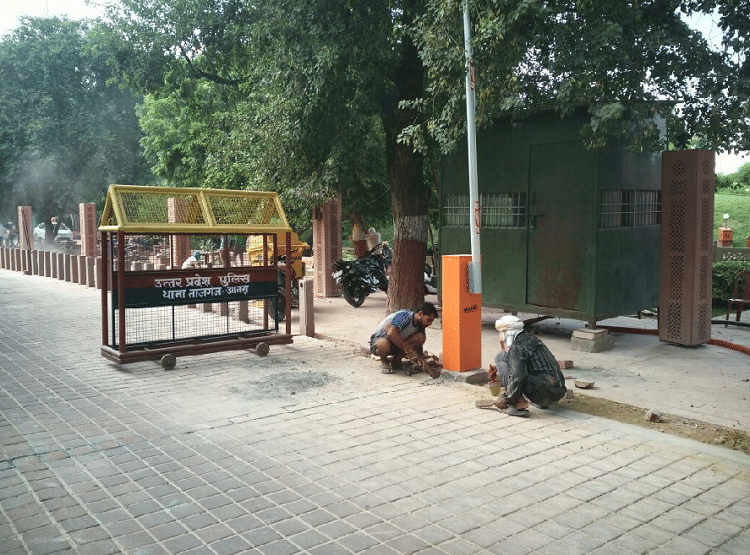 Bollard Barrier in taj to stop terror attack