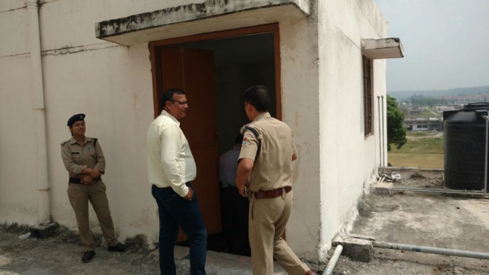 teacher climbed on the roof of polytechnic college