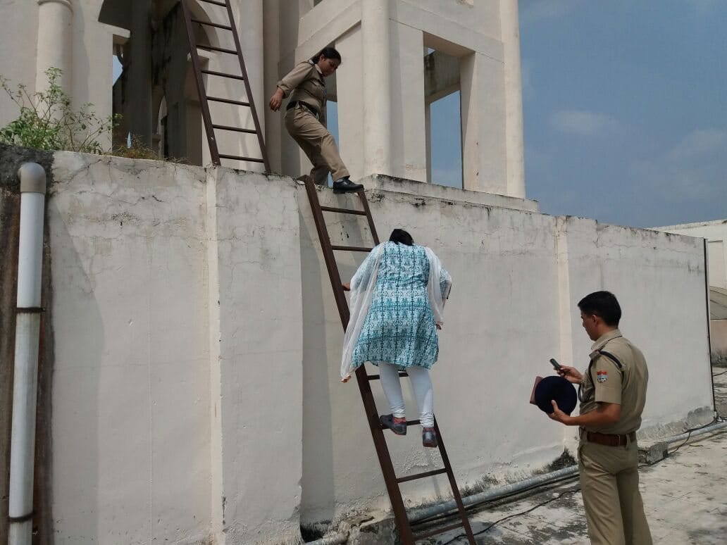 teacher climbed on the roof of polytechnic college