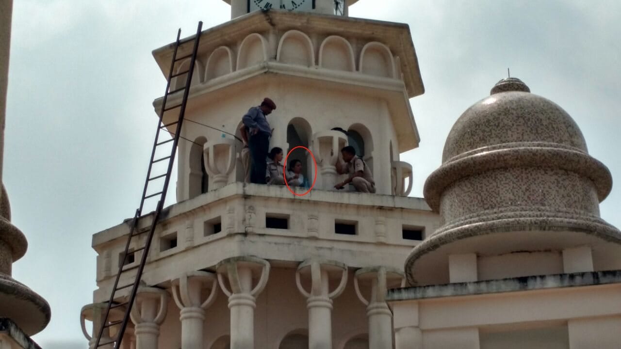 teacher climbed on the roof of polytechnic college