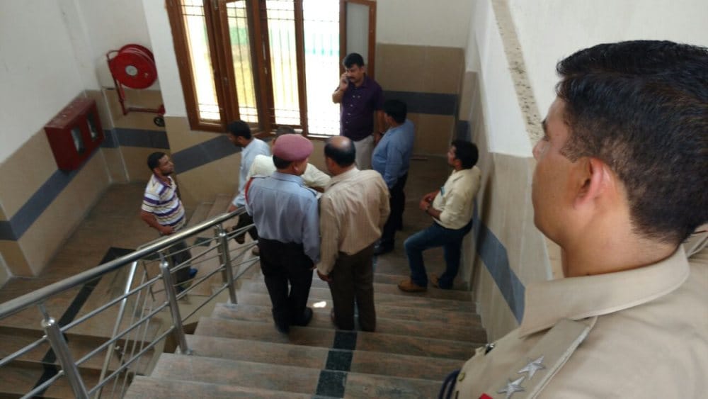 teacher climbed on the roof of polytechnic college