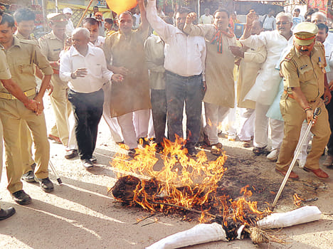  bhaajapaiyon ne phoonka aajam ka putala Only BJP blew effigy of Azam