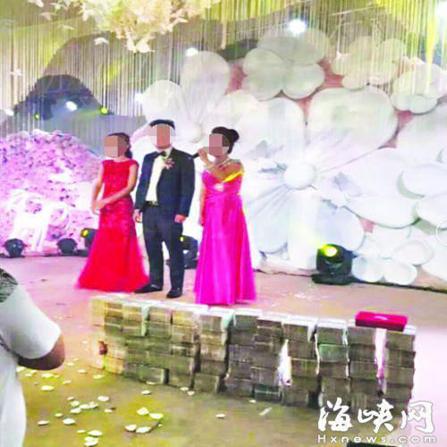 Groom gives bride's family 6 million yuan in cash on stage