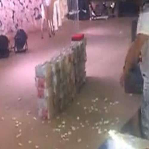 Groom gives bride's family 6 million yuan in cash on stage