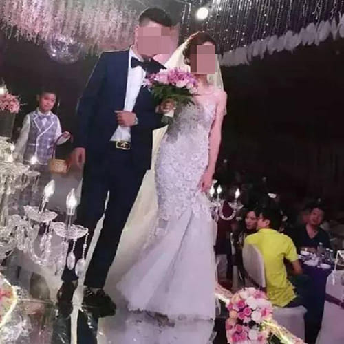 Groom gives bride's family 6 million yuan in cash on stage