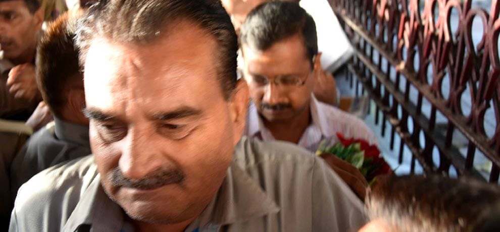 kejriwal car hits convoys pilot car in jalandhar