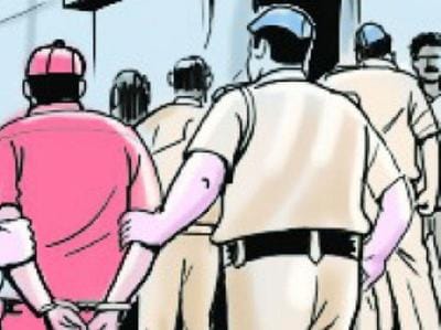through the Chili powder in the eye of police men, a murder ran from full court in etawah