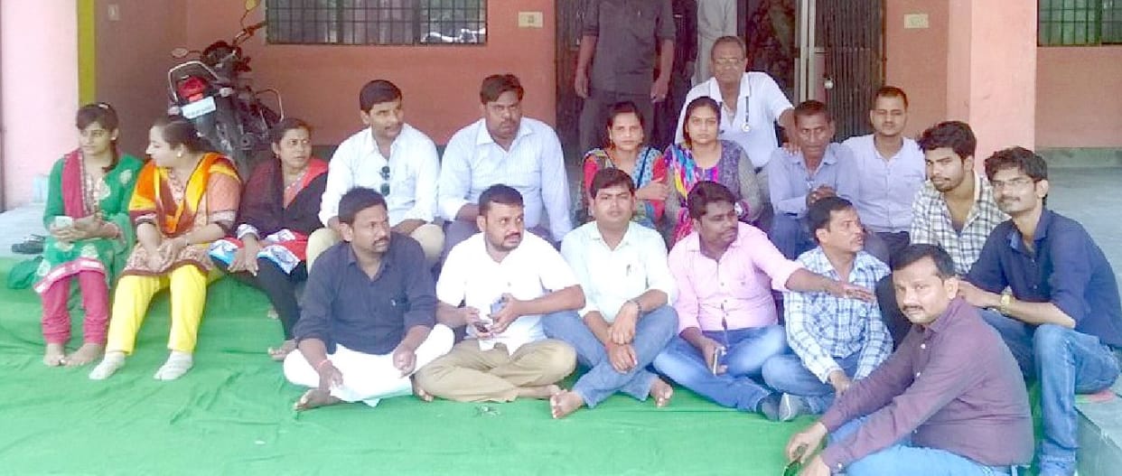 The movement of health workers continued for the third day contract, services disrupted