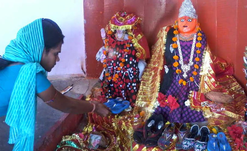people offering sandle to goddess durga