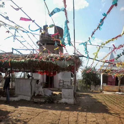 people offering sandle to goddess durga