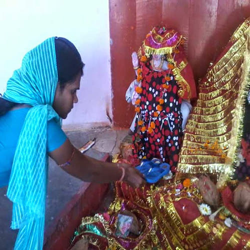 people offering sandle to goddess durga