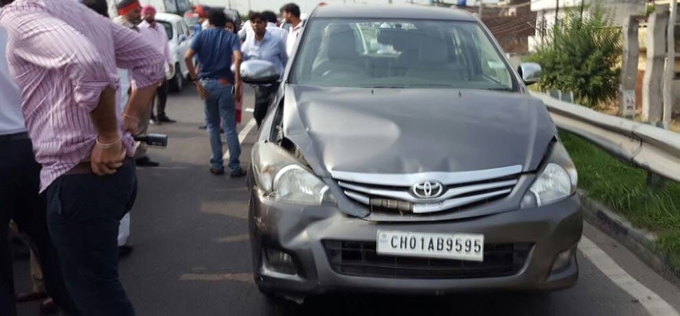 kejriwal car hits convoys pilot car in jalandhar