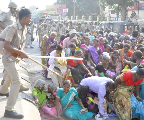Lathicharge at women in Lucknow.