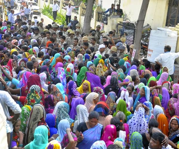 Lathicharge at women in Lucknow.
