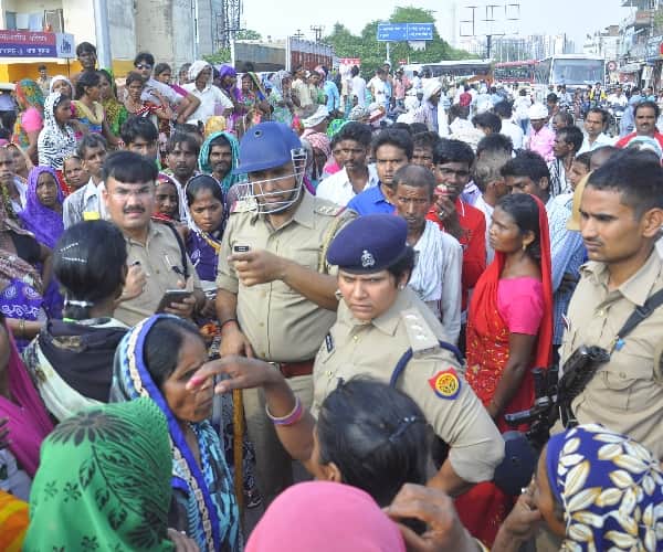 Lathicharge at women in Lucknow.