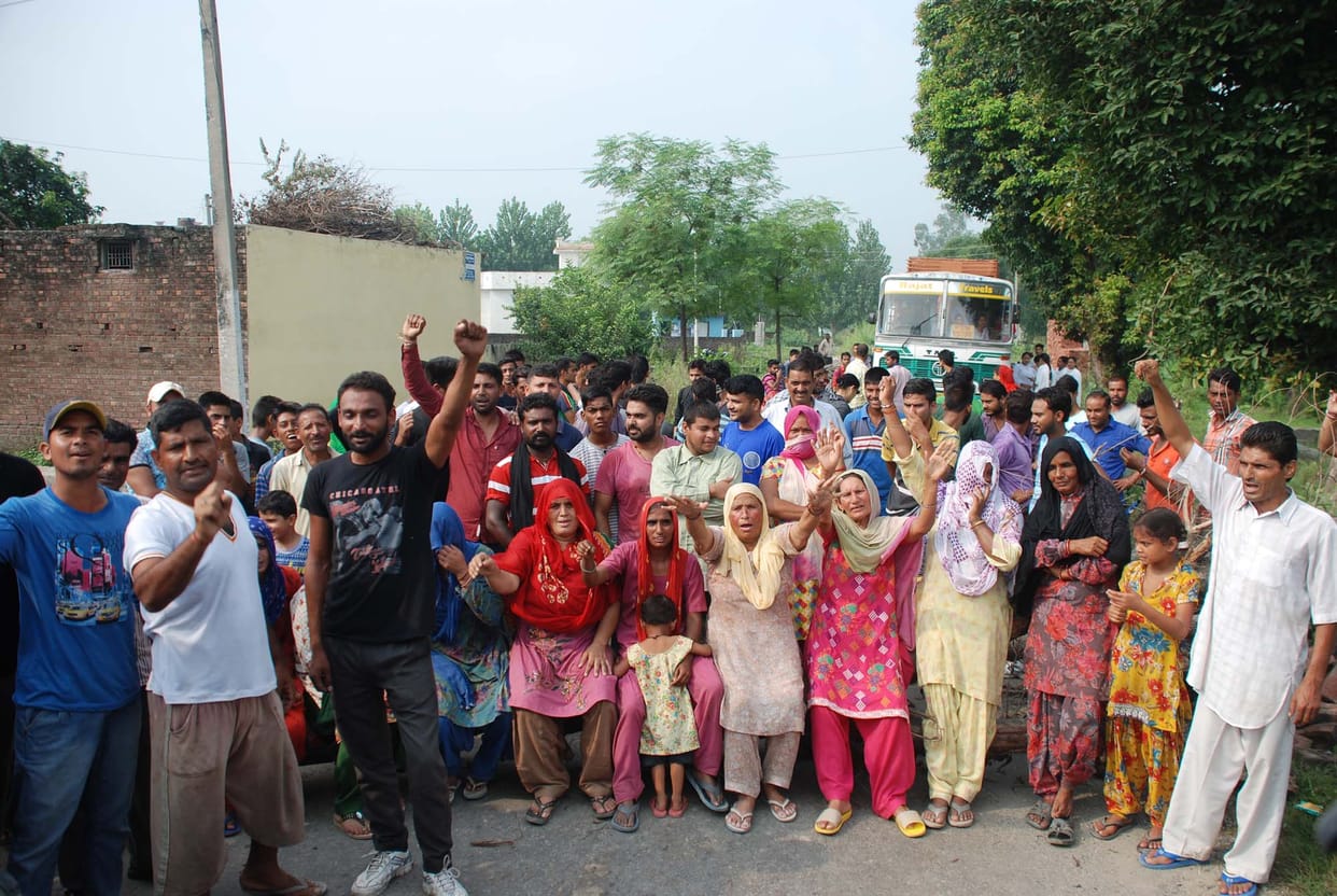 Nagri root closed, portest on road